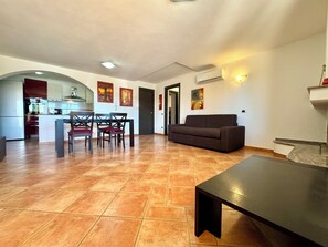 Flat-screen TV - "  Orange   House  " (Bari Sardo)