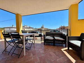 Outdoor dining - "  Orange   House  " (Bari Sardo)