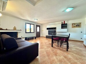 Flat-screen TV - "  Orange   House  " (Bari Sardo)