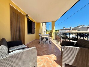 Outdoor dining - "  Orange   House  " (Bari Sardo)