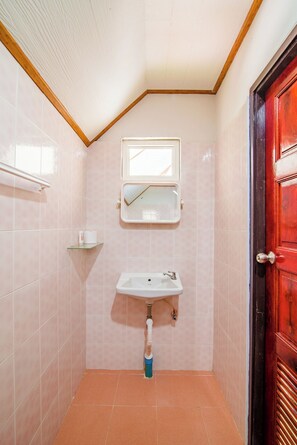 Family Quadruple Room, Lanai | Bathroom | Shower, hair dryer, towels, soap - Ton Hom Pool Party Hua Hin (Hua Hin)