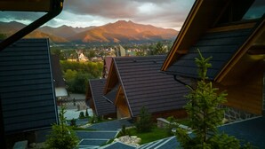 Vista d'un paisatge muntanyós amb una vila al fons de la vall.