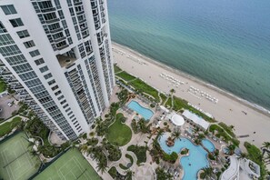 Exterior - 2-Bedroom Ocean View Apartment with Kitchen in Luxury Beach Resort (Sunny Isles Beach)