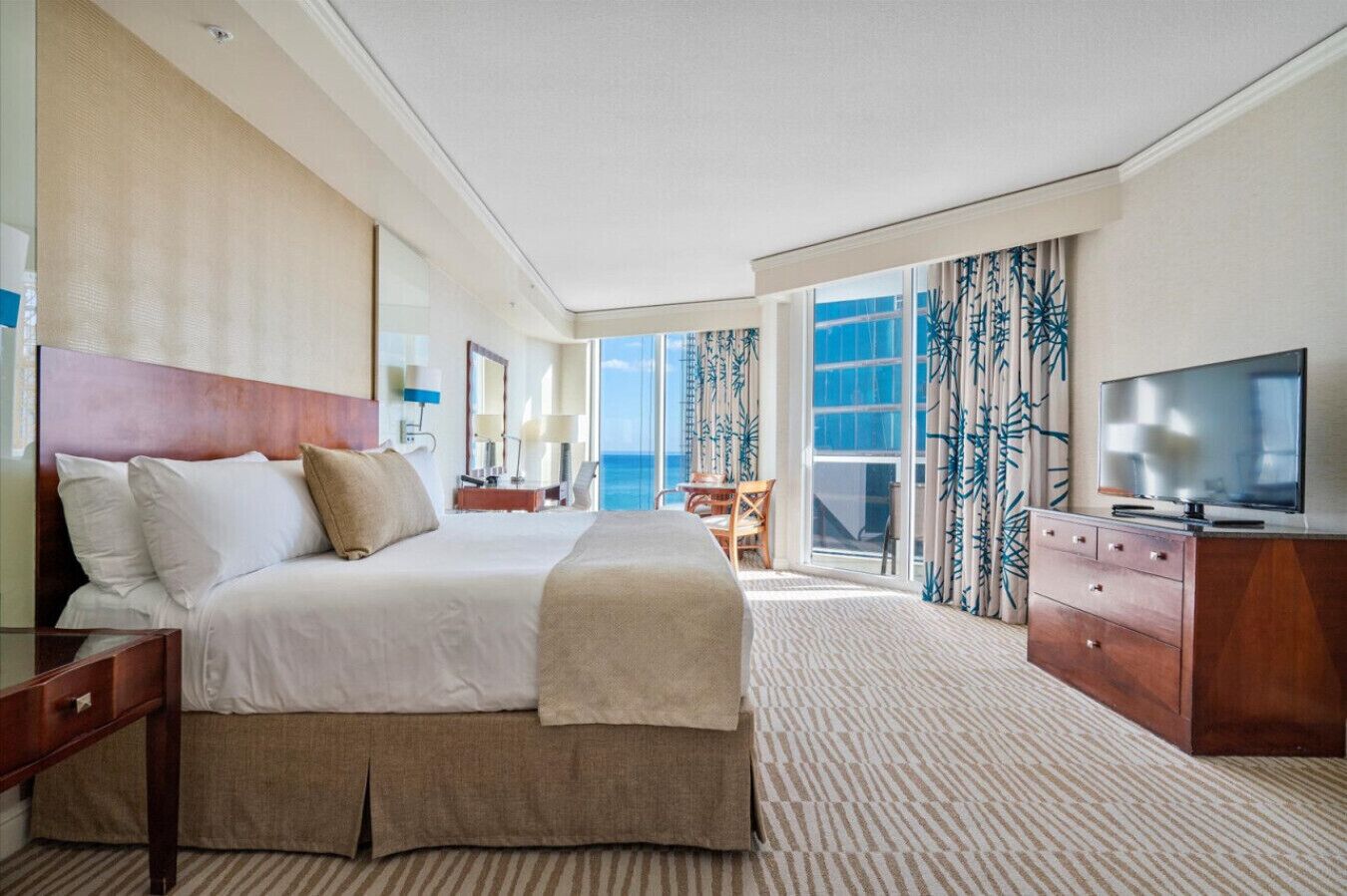 2 dormitorios, tabla de planchar con plancha, cuna de viaje