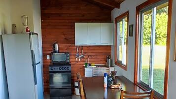 Ugn, vattenkokare, mixer och grytor/köksredskap