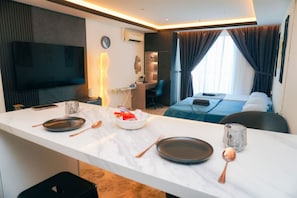 A modern hotel room with a dining area, a bed, a TV, and a desk. - iSovo-iCity#3slep#Studio#netflix (Shah Alam)