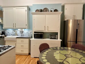 Microwave, dishwasher, blender - Boutique Unit in an Elegant West Berkeley Victorian. (Berkeley)