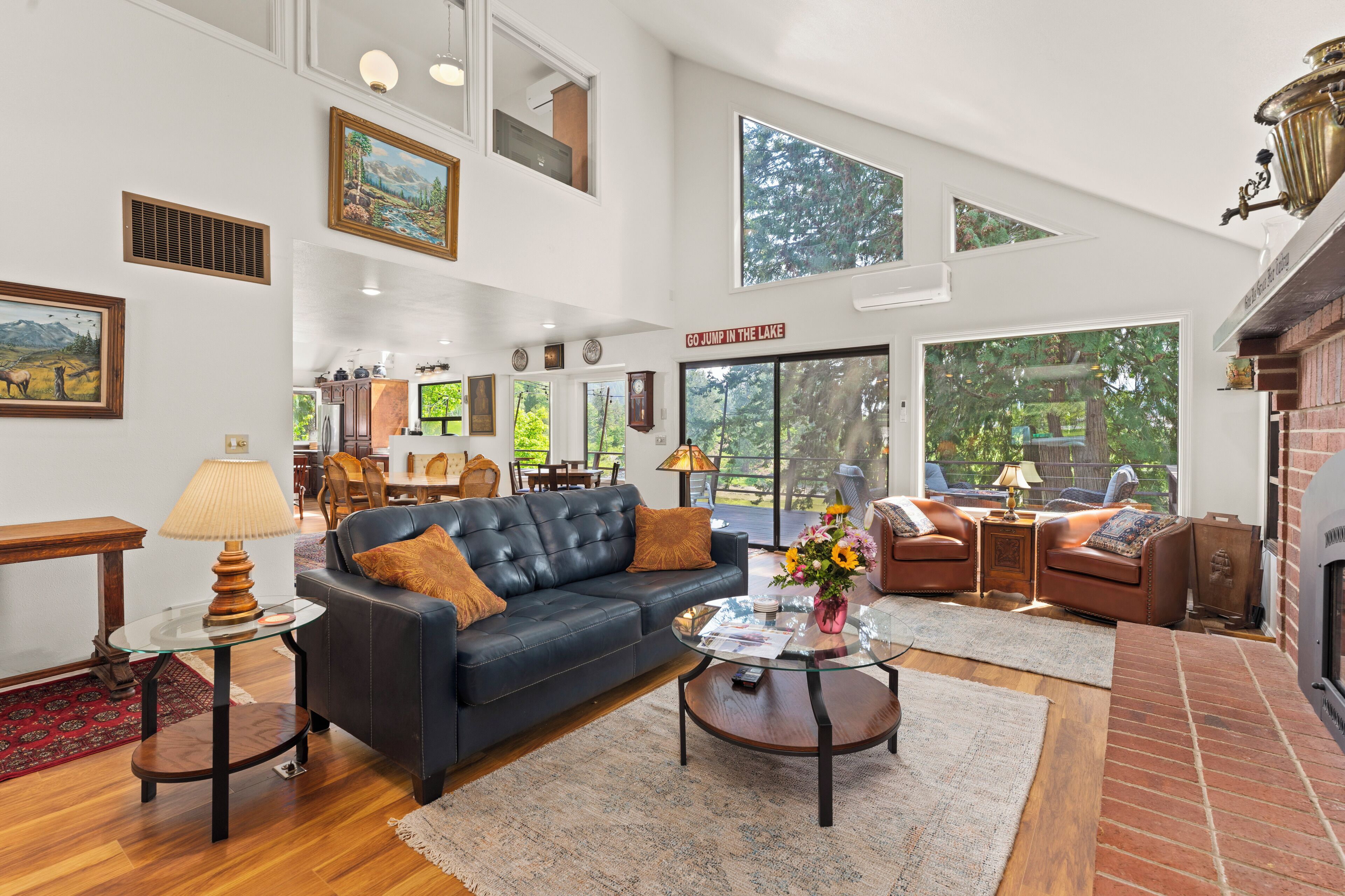 Smart TV, fireplace, books, stereo