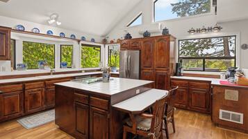 Geladeira, micro-ondas, fogão, cooktop