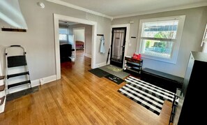 Interior - Spacious Newly Remodeled 5 br 5 ba house in Yobr Heights with WiFi, AC & W/D (Tampa)