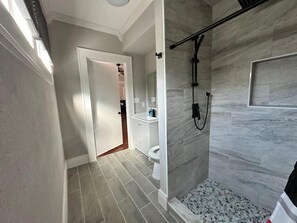 Haartrockner, Handtücher, Seife, Toilettenpapier