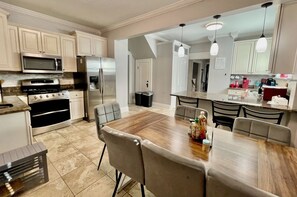 Microwave, oven, stovetop, dishwasher - Spacious Newly Remodeled 5 br 5 ba house in Yobr Heights with WiFi, AC & W/D (Tampa)
