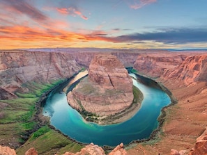Un cañón con un río serpenteando a través de él.