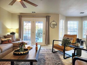 Living area - Luxury Sage House @ Lake Powell+Game Room+Parking+Firepit+Outdoor Oasis (Page)
