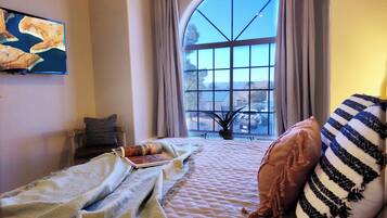 4 bedrooms, desk, iron/ironing board, free WiFi