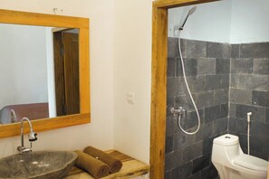 Quarto casal luxo, vista para a piscina | Banheiro | Chuveiro, produtos de toalete biodegradáveis