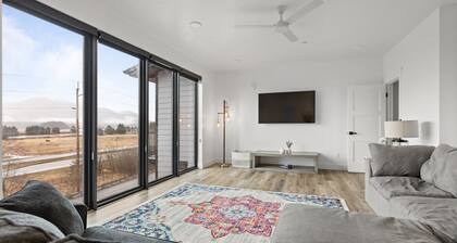Stunning Penthouse Breathtaking Water Views! 302