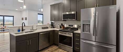 KĂŒhlschrank, Mikrowelle, Ofen, Herdplatte