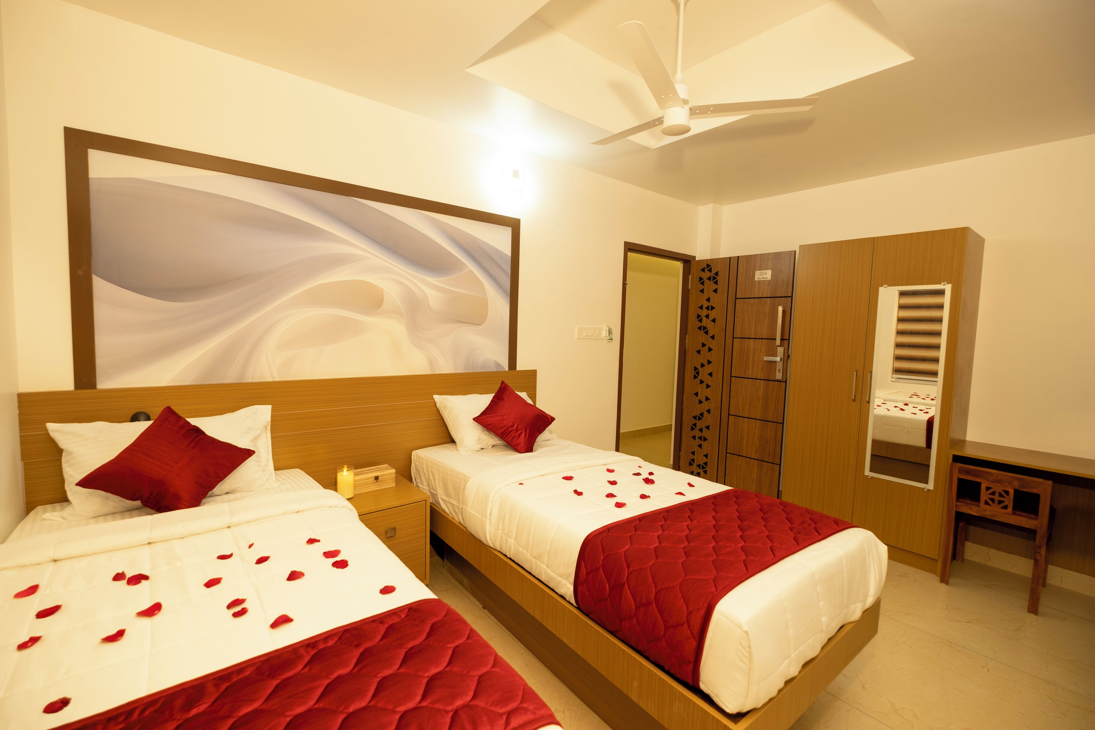 Lúxusherbergi með tvíbreiðu rúmi - borgarsýn | Vinnuaðstaða fyrir fartölvur, ókeypis þráðlaus nettenging