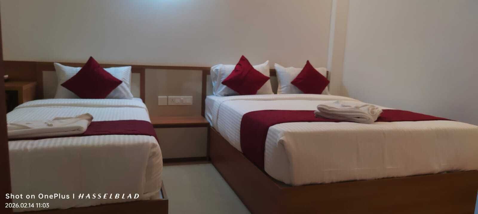 Kolmen hengen deluxe-huone | Kannettavalle tietokoneelle sopiva työtila, ilmainen Wi-Fi