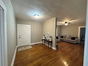 Interior - Cartersville/Lakepoint..family fun good food and very convenient!! (Cartersville)