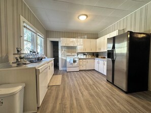 Microwave, oven, stovetop, dishwasher - Cartersville/Lakepoint..family fun good food and very convenient!! (Cartersville)
