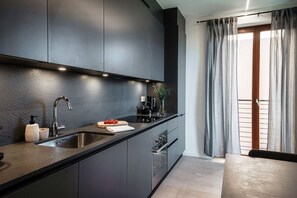 Fridge, oven, stovetop, dishwasher