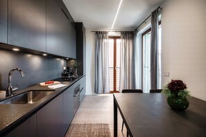 Fridge, oven, stovetop, dishwasher