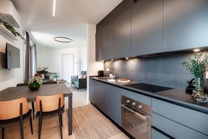 ثلاجة، فرن، موقد طهي مسطح، غسالة أطباق