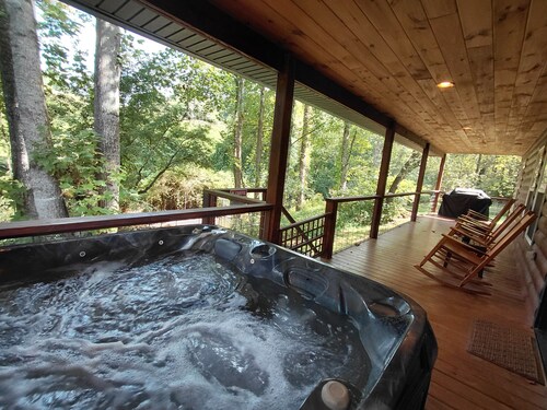 Experience the charm of Bryson City in this cozy 2-bedroom cabin, Creekside Too.