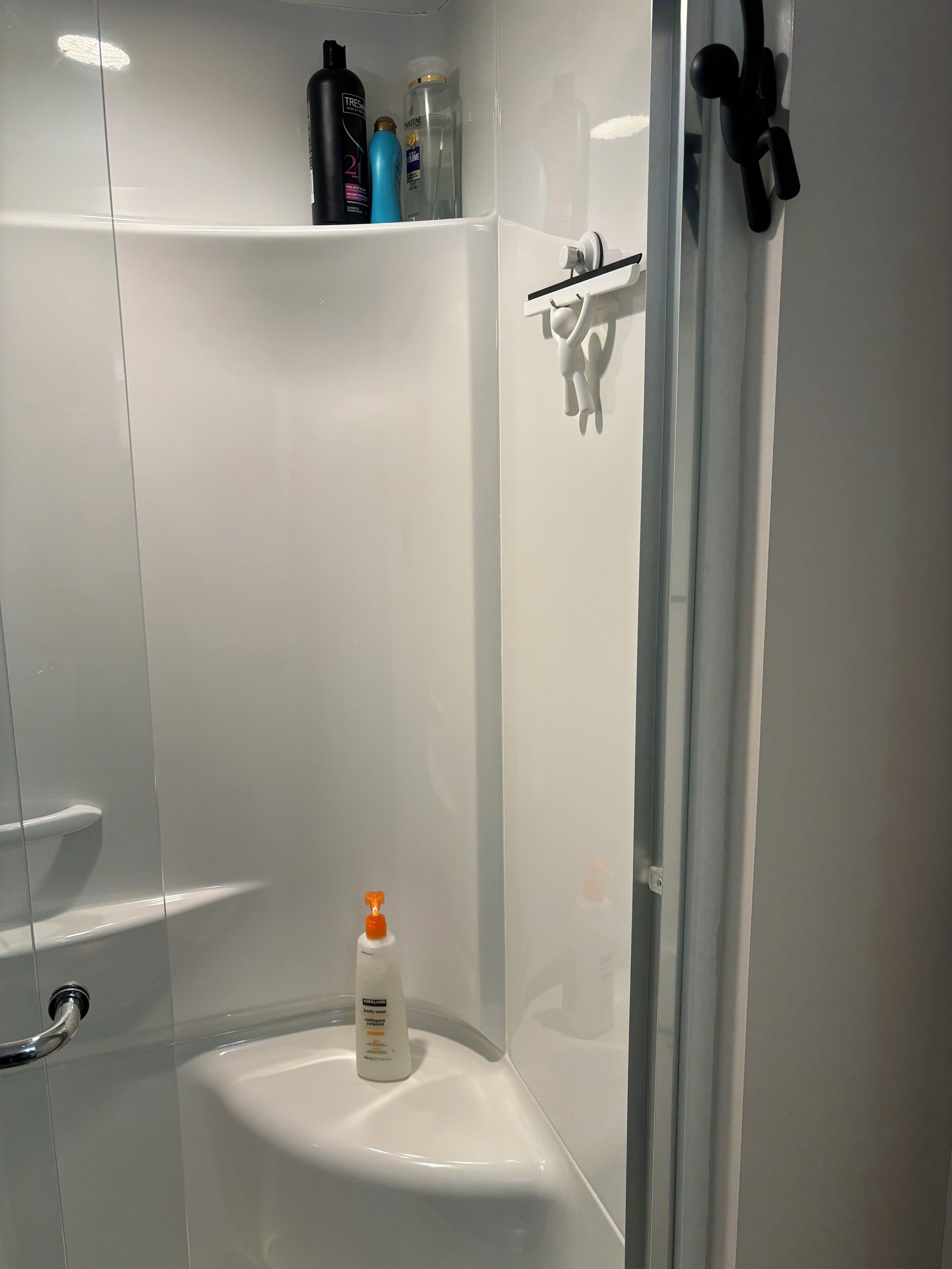 Doccia, asciugacapelli, asciugamani, sapone