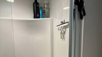 Doccia, asciugacapelli, asciugamani, sapone