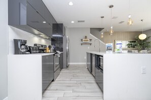 Køleskab, mikrobølgeovn, ovn, kogeplade