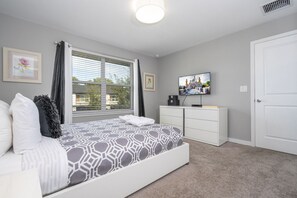 4 slaapkamers, een bureau, een strijkplank/strijkijzer, reisbedje