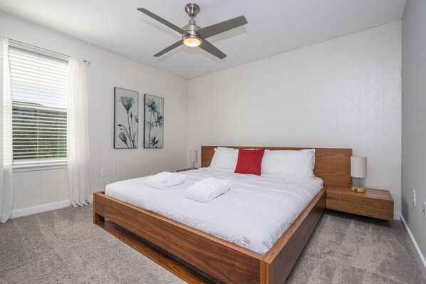 4 chambres, bureau, fer et planche à repasser, lit parapluie