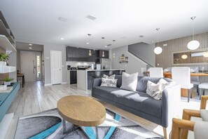 TV - 4BD Beautiful Escape with Pool &and BBQ (Kissimmee)