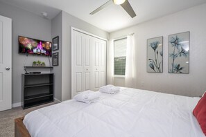 4 chambres, bureau, fer et planche à repasser, lit parapluie