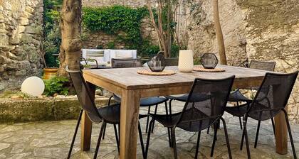 Beautiful 16c home with stunning views of palais des Pape, private terrace.