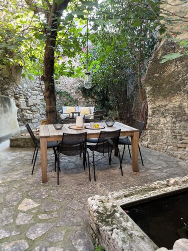 Beautiful 16c home with stunning views of palais des Pape, private terrace.