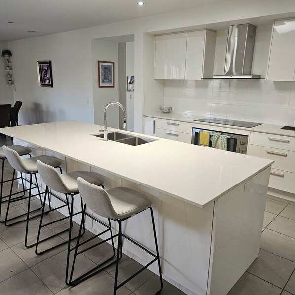 Fridge, microwave, oven, stovetop - 1 minute to parks waterways bike and walking trails. 3 minutes to Lonsdale Golf (Point Lonsdale)