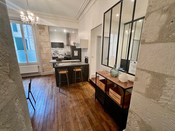 Fridge, microwave, oven, dishwasher - 1 bedroom apartment in the city center (Poitiers)