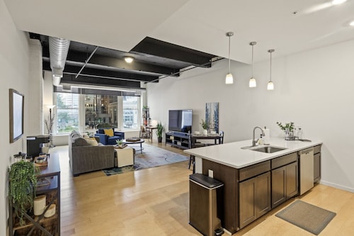 Picturesque Downtown Loft - 2BR