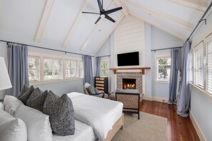 4 bedrooms, iron/ironing board, free WiFi, bed sheets - Pet-friendly w/ 3 fireplaces + Golf Course Views (Bluffton)