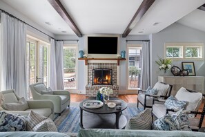 Smart TV, chimenea y libros 