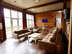 Télévision, cheminée, baby-foot