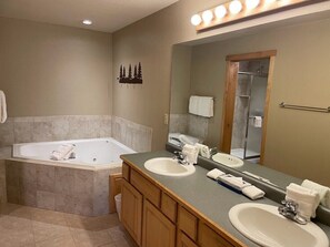 تجهيزات دش، حوض استحمام بنظام ضخ المياه، مجففات شعر، مناشف