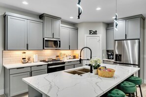 Frigorifero, microonde, forno, piano cottura