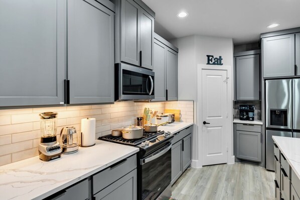 Refrigerador, microondas, horno, placa de cocina