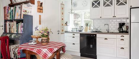 Refrigerador, microondas, horno y lavavajillas