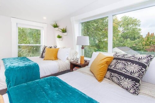 Cozy Duplex | Near T